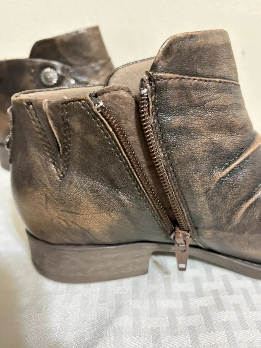 Earth Relief Pod Ronan Distressed Leather Ankle Booties Size 6.5